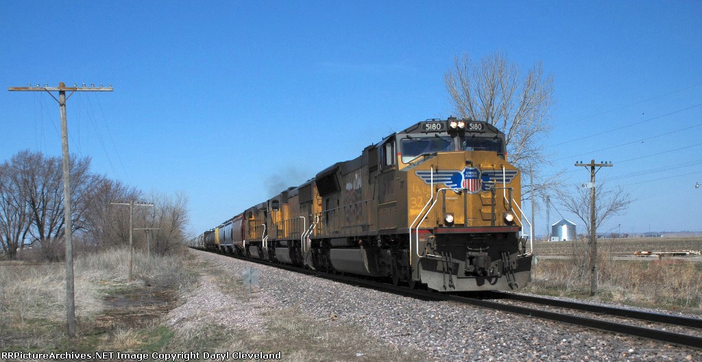 UP 5180 Southbound at Salix, Iowa